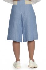 Žydri moteriški lininiai šortai iki kelių, platėjantys į apačią elastingu juosmeniu