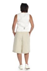 Šviesaus melanžo moteriški lininiai šortai iki kelių, platėjantys į apačią - iš nugaros
