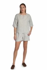 Pilki lininiai moteriški šortai iki pusės šlaunų