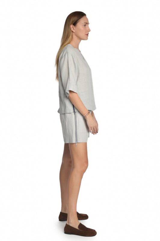 Pilki lininiai moteriški šortai iki pusės šlaunų, šonuose - atsegami užtrauktukai