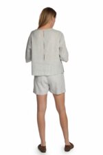 Pilki lininiai moteriški šortai iki pusės šlaunų - nugara