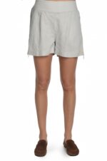 Pilki lininiai moteriški šortai iki pusės šlaunų plačiu juosmeniu