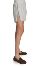 Pilki lininiai moteriški šortai iki pusės šlaunų plačiu juosmeniu ir atsegamu užtrauktu šonuose