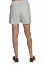 Pilki lininiai moteriški šortai iki pusės šlaunų plačiu juosmeniu ir guma nugaroje