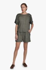 Chaki spalvos lininiai moteriški šortai iki pusės šlaunų su dviem kišenėm priekyje