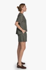 Chaki spalvos lininiai moteriški šortai iki pusės šlaunų su dviem kišenėm priekyje ir atsegamais užtrauktukais šonuose