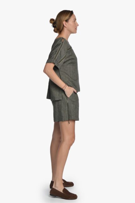 Chaki spalvos lininiai moteriški šortai iki pusės šlaunų su dviem kišenėm priekyje ir atsegamais užtrauktukais šonuose