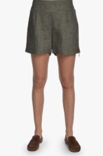 Tiesaus silueto, chaki spalvos lininiai moteriški šortai iki pusės šlaunų plačiu liemeniu