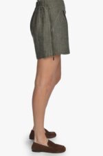 Tiesaus silueto, chaki spalvos lininiai moteriški šortai iki pusės šlaunų plačiu liemeniu ir dekoratyviomis kišenėmis priekyje