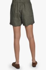 Tiesaus silueto, chaki spalvos lininiai moteriški šortai iki pusės šlaunų plačiu liemeniu ir guma nugaroje