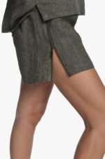 Tiesaus silueto, chaki spalvos lininiai moteriški šortai iki pusės šlaunų su atsegamu užtrauktuku šonuose