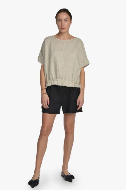 Tiesaus silueto, juodi lininiai moteriški šortai iki pusės šlaunų