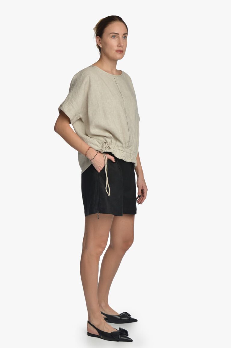 Tiesaus silueto, juodi lininiai moteriški šortai iki pusės šlaunų iš šono