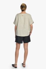 Tiesaus silueto, juodi lininiai moteriški šortai iki pusės šlaunų iš nugaros