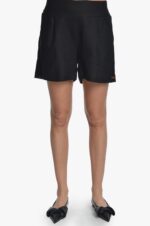 Tiesaus silueto, juodi lininiai moteriški šortai iki pusės šlaunų plačiu juosmeniu