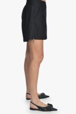 Tiesaus silueto, juodi lininiai moteriški šortai iki pusės šlaunų plačiu juosmeniu su užtrauktuku šonuose