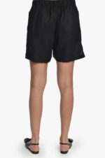 Tiesaus silueto, juodi lininiai moteriški šortai iki pusės šlaunų plačiu juosmeniu ir guma nugaroje