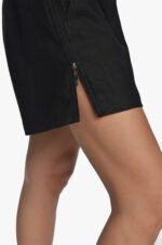 Tiesaus silueto, juodi lininiai moteriški šortai iki pusės šlaunų ir atsegamu užtrauktuku šonuose