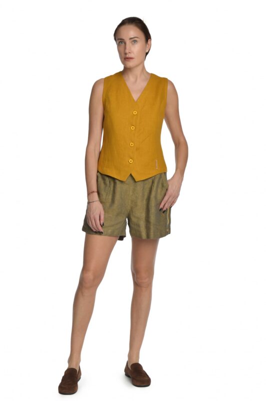 Tiesaus silueto, garstyčių spalvos lininiai moteriški šortai iki pusės šlaunų ir kišenėmis priekyje