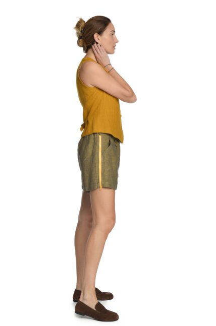 garstyčių spalvos lininiai moteriški šortai iki pusės šlaunų ir užtrauktuku šonuose