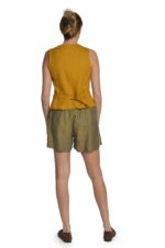 garstyčių spalvos lininiai moteriški šortai iki pusės šlaunų - nugara
