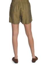 garstyčių spalvos lininiai moteriški šortai iki pusės šlaunų plačiu juosmeniu priekyje ir guma nugaroje