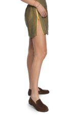 garstyčių spalvos lininiai moteriški šortai iki pusės šlaunų su atsegamu užtrauktuku šonuose