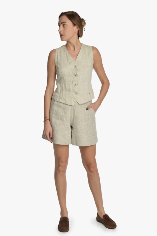 Šviesūs moteriški lininiai šortai, su kišenėmis, platėjantys į apačią su elastingu liemeniu