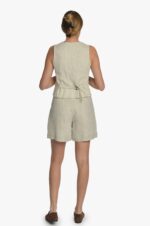 Šviesūs moteriški lininiai šortai, su kišenėmis, platėjantys į apačią su elastingu liemeniu iš nugaros