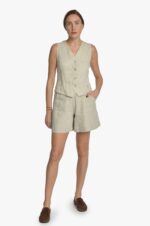 Šviesūs, trumpi moteriški lininiai šortai, su kišenėmis, platėjantys į apačią su elastingu liemeniu