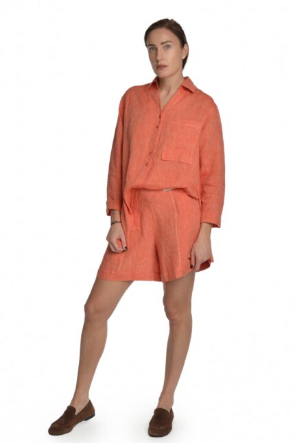 Rožiniai trumpi moteriški lininiai šortai, su kišenėmis, platėjantys į apačią su elastingu liemeniu