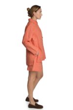 Rožiniai trumpi platūs moteriški lininiai šortai, su kišenėmis, platėjantys į apačią