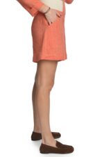 Rožiniai trumpi platūs moteriški lininiai šortai, su kišenėmis, platėjantys į apačią, su elastingu liemeniu iš šono