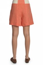 Rožiniai trumpi platūs moteriški lininiai šortai, su kišenėmis, platėjantys į apačią, su elastingu liemeniu iš nugaros