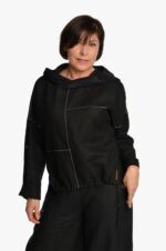 Juodas, laisvo stiliaus lininis bliuzonas moterims su gobtuvu ir reguliuojamo ilgio rankovėmis