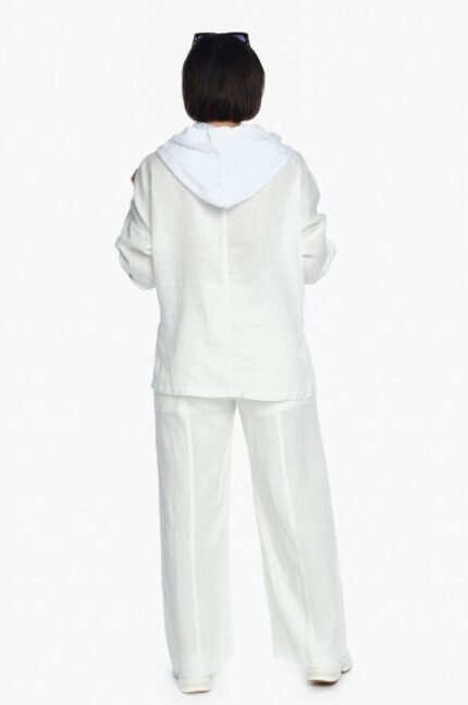 moteriškas laisvo stiliaus baltas, lininis bliuzonas su gobtuvu