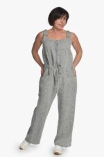 Pilkas moteriškas kombinezonas iš lino, užsegamas užtrauktuku priekyje, sujuosiamas diržu