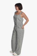 Pilkas moteriškas kombinezonas iš lino, užsegamas užtrauktuku priekyje