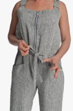 Pilkas moteriškas kombinezonas iš lino, sujuosiamas diržu