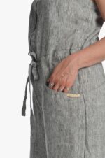 Pilkas moteriškas kombinezonas iš lino, sujuosiamas diržu, su dekoratyviomis kišenėmis