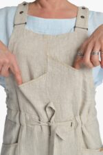 Šviesus lininis kombinezonas moterims su diržu ir kišenėmis priekyje
