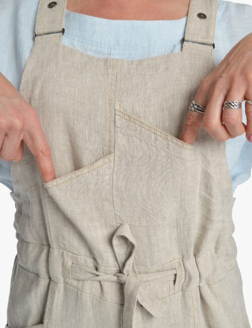 Šviesus lininis kombinezonas moterims su diržu ir kišenėmis priekyje