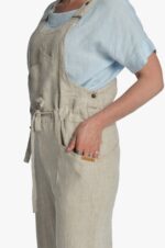 Šviesus lininis kombinezonas moterims su kišenėmis priekyje