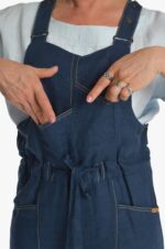 Mėlyno lino kombinezonas moterims su stilingomis kišenėmis priekyje