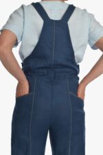 Mėlyno lino kombinezonas moterims su stilingomis kišenėmis