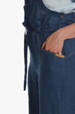 Mėlyno lino kombinezonas moterims su diržu, dekoruotas storo siūlo peltakiu