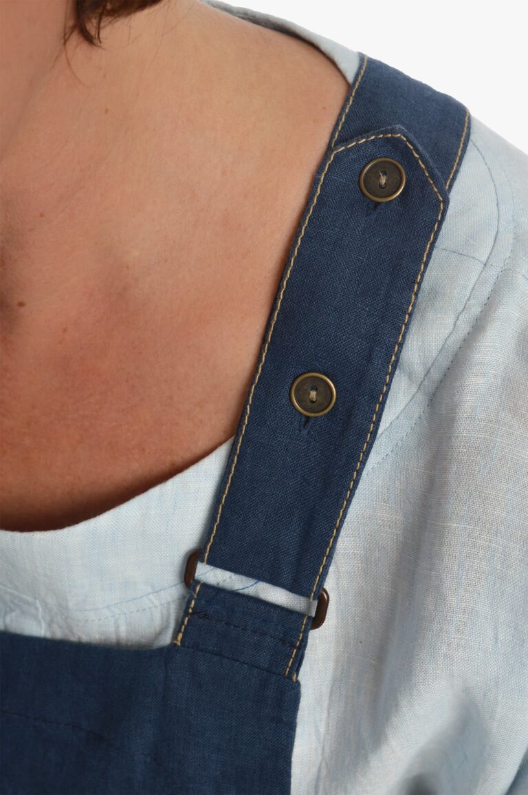 Mėlynas lininis moteriškas kombinezonas su reguliuojamomis petnešomis