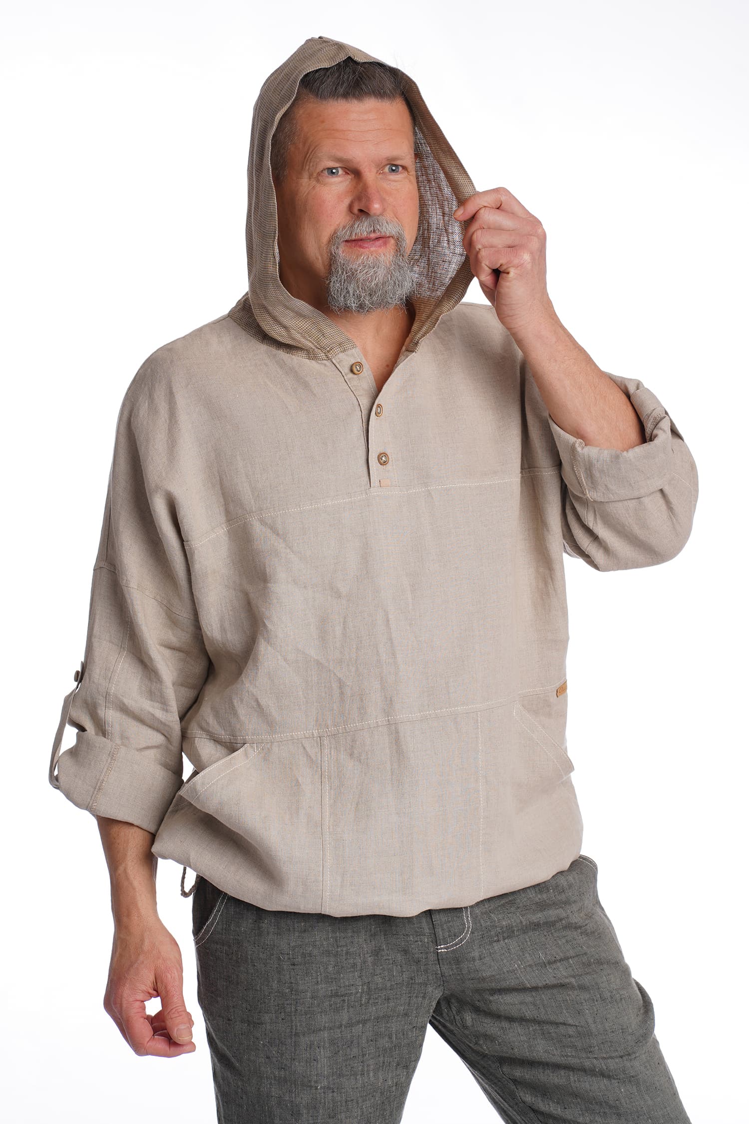 daivu-lininis-vyriskas-bliuzonas-z131-3-1 Natūralaus lino spalvos Vyriškas Lininis bliuzonas su gobtuvu ir sagomis ties kaklu