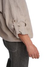 Natūralaus lino spalvos Vyriškas Lininis bliuzonas su gobtuvu, užlenkiamos ir prisegamos rankovės