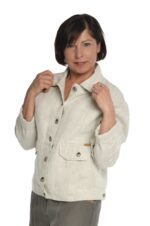 Šviesus moteriškas lininis švarkas užsagstomu priekiu su dekoruotomis kišenėmis ir reguliuojamo pločio apačia